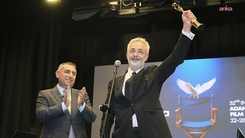 Adana Altın Koza Film Festivali’nda Onur Ödülü kazanan Mehmet Aslantuğ: Ödülümü Zeydan Başkan adına alıyorum
