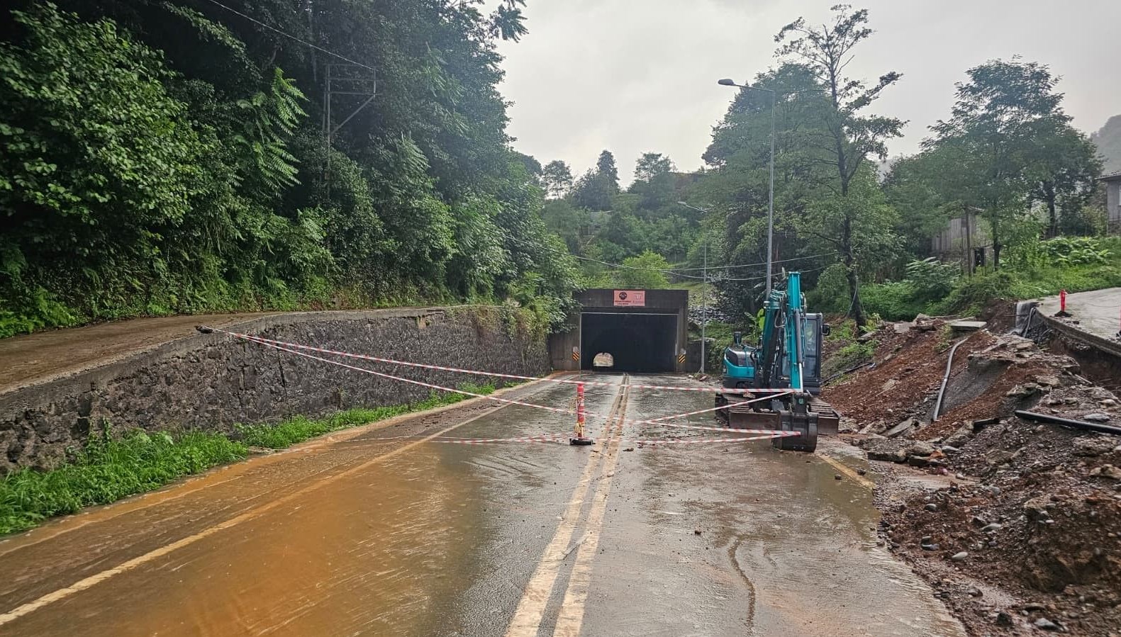 Arhavi’de heyelan riski: Tünel trafiğe kapatıldı