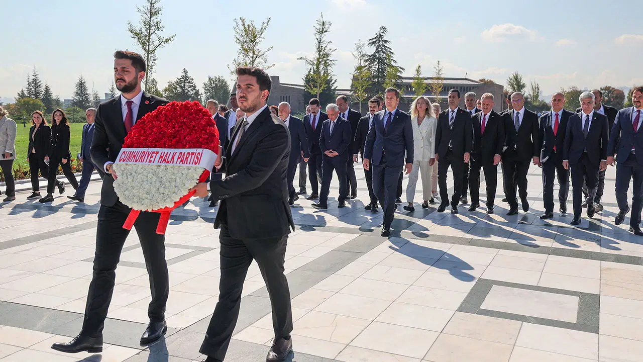 CHP 102 yaşında: CHP heyeti, Devlet Mezarlığı’nı ziyaret etti
