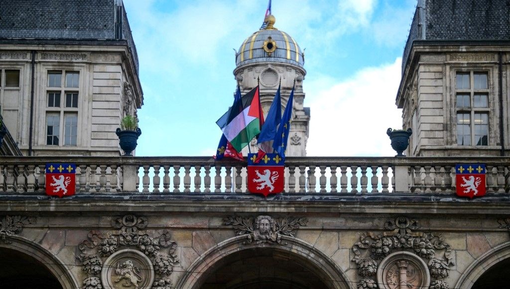 Fransa’da 21 belediyeye Filistin bayrağı asıldı