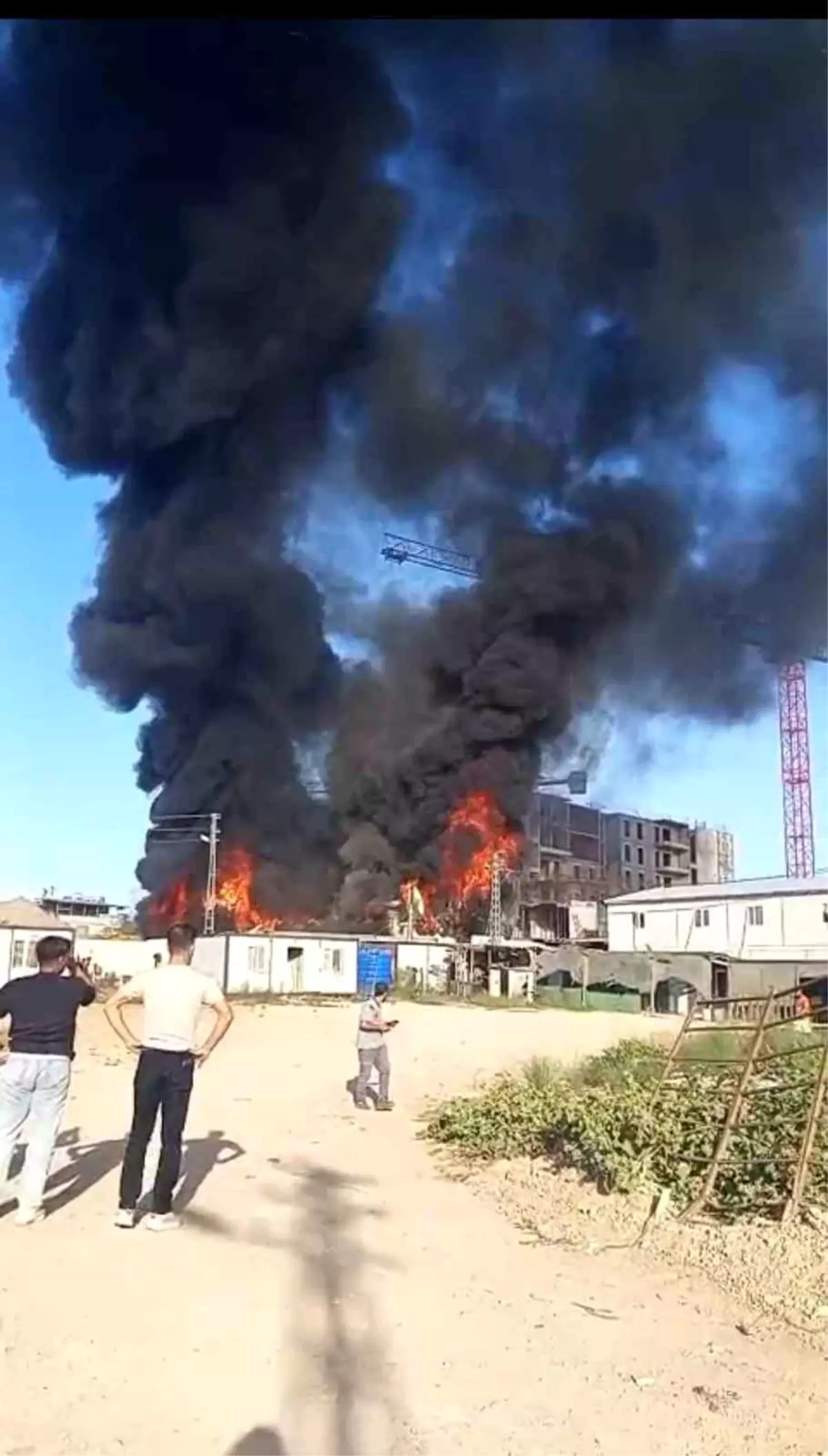 Hatay’da Şantiye Alanındaki Konteyner Yangını Kontrol Altına Alındı
