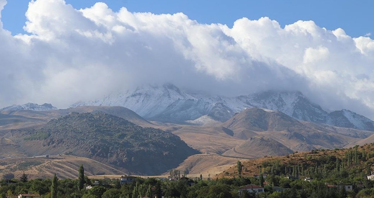 Erciyes Dağı’na kar yağdı: Hava sıcaklığı eksi 3 dereceye düştü