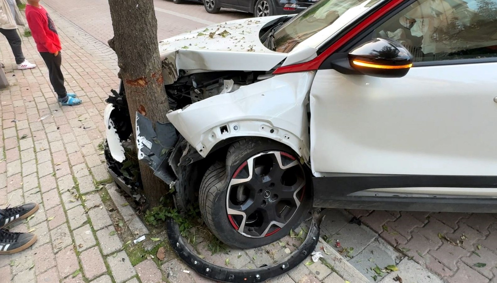 Fren yerine gaza bastı: Araç hurdaya döndü