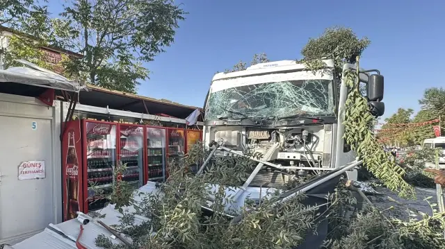 Malatya’da feci kaza: Freni arızalanan kamyon 7 konteyner iş yerine çarptı