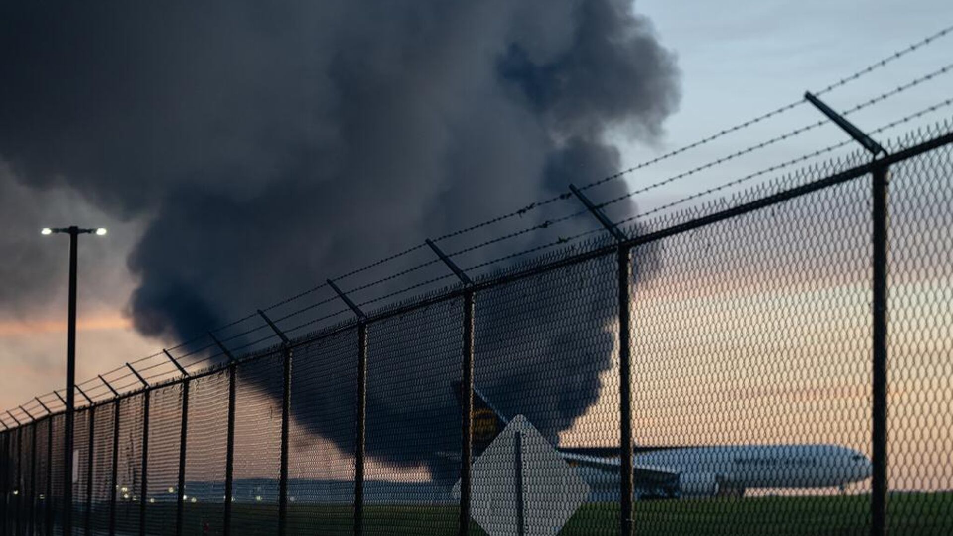 ABD’de kargo uçağı yerleşim yerine düştü: En az 7 can kaybı