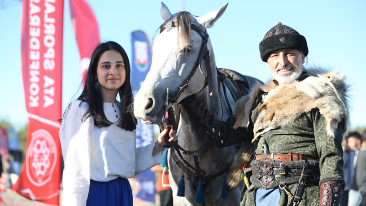 Baba-kızın nefes kesen atlı gösterisi: “Boynuz kulağı geçti”