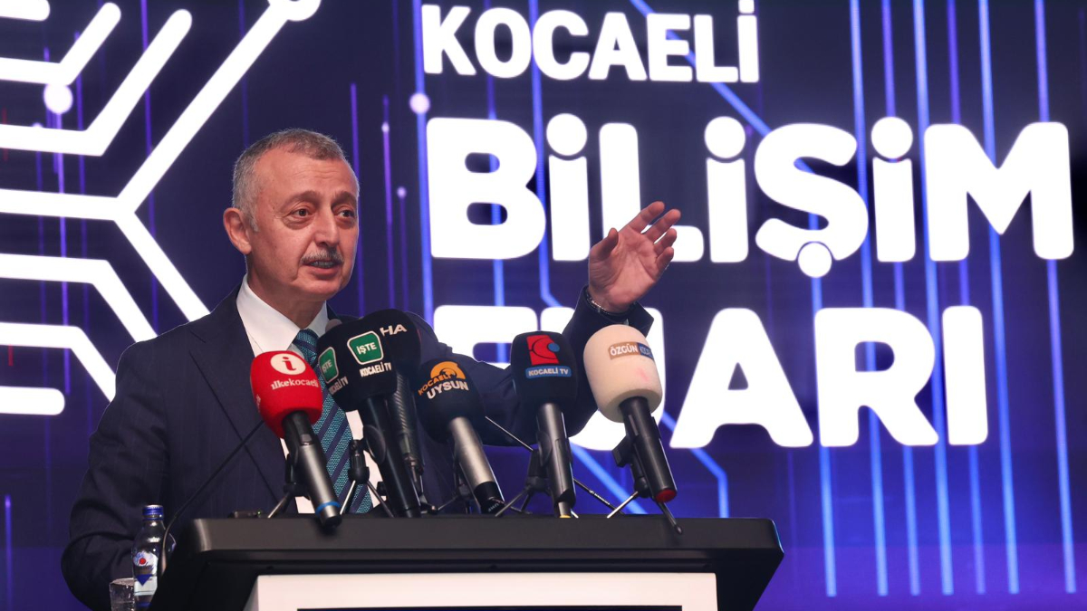 Başkan Tahir Büyükakın’dan Kocaeli Bilişim Fuarı’nda gençlere çağrı