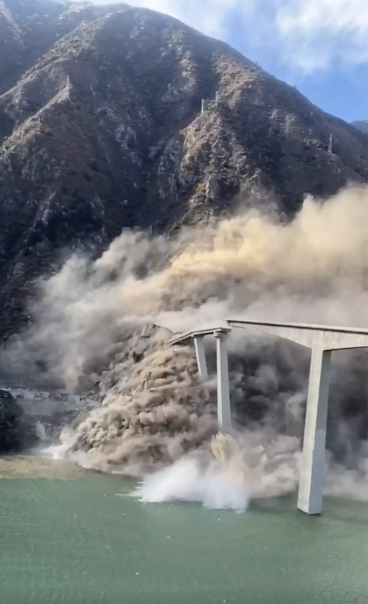 Çin’de Hongqi Köprüsü’nde Çökme Meydana Geldi