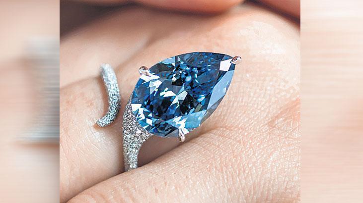 Mavi elmas 25.6 milyon dolara satıldı
