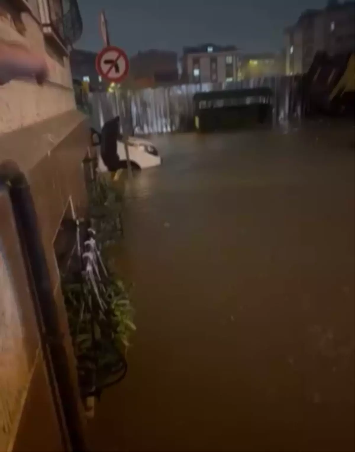 Sultangazi’de Yoğun Yağış Sonrası Araçlar Mahsur Kaldı