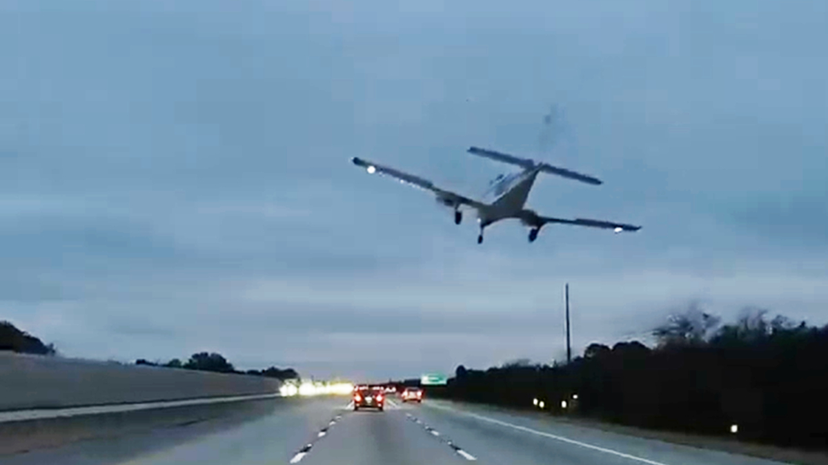 ABD’de gökten bir anda inen uçak otoyolda giden arabaya çarptı