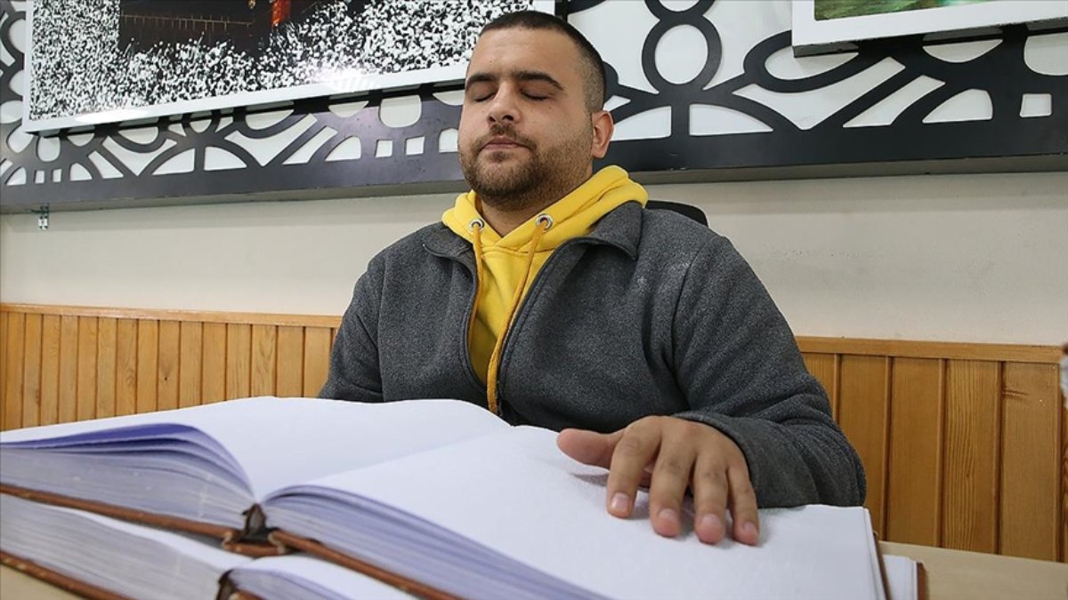 Hatay’da görme engelli genç hafız, öğrencilerine Kur’an öğretiyor