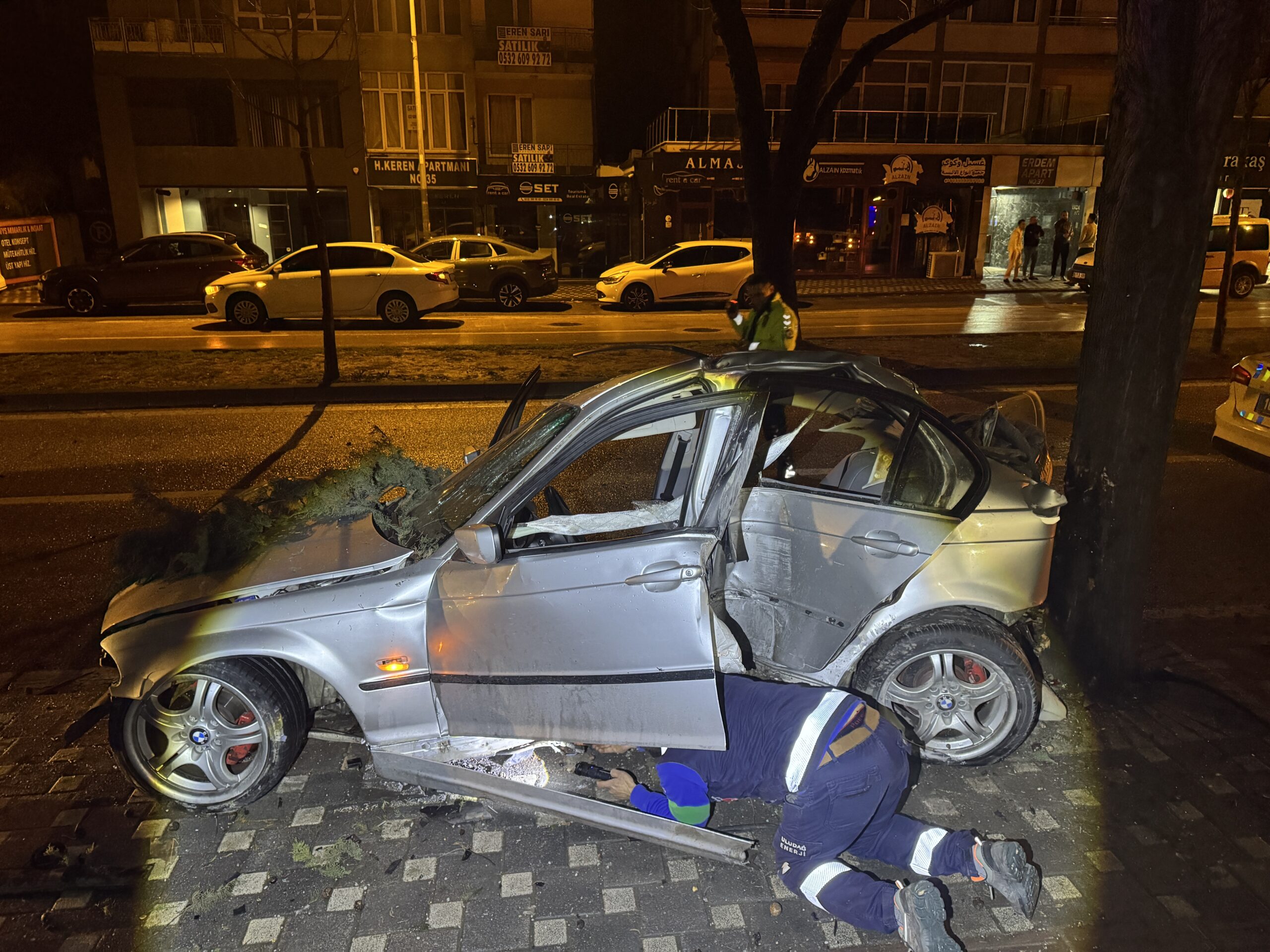 Bursa’da feci kaza. Ağaca çarpan araçta 2 ağır yaralı