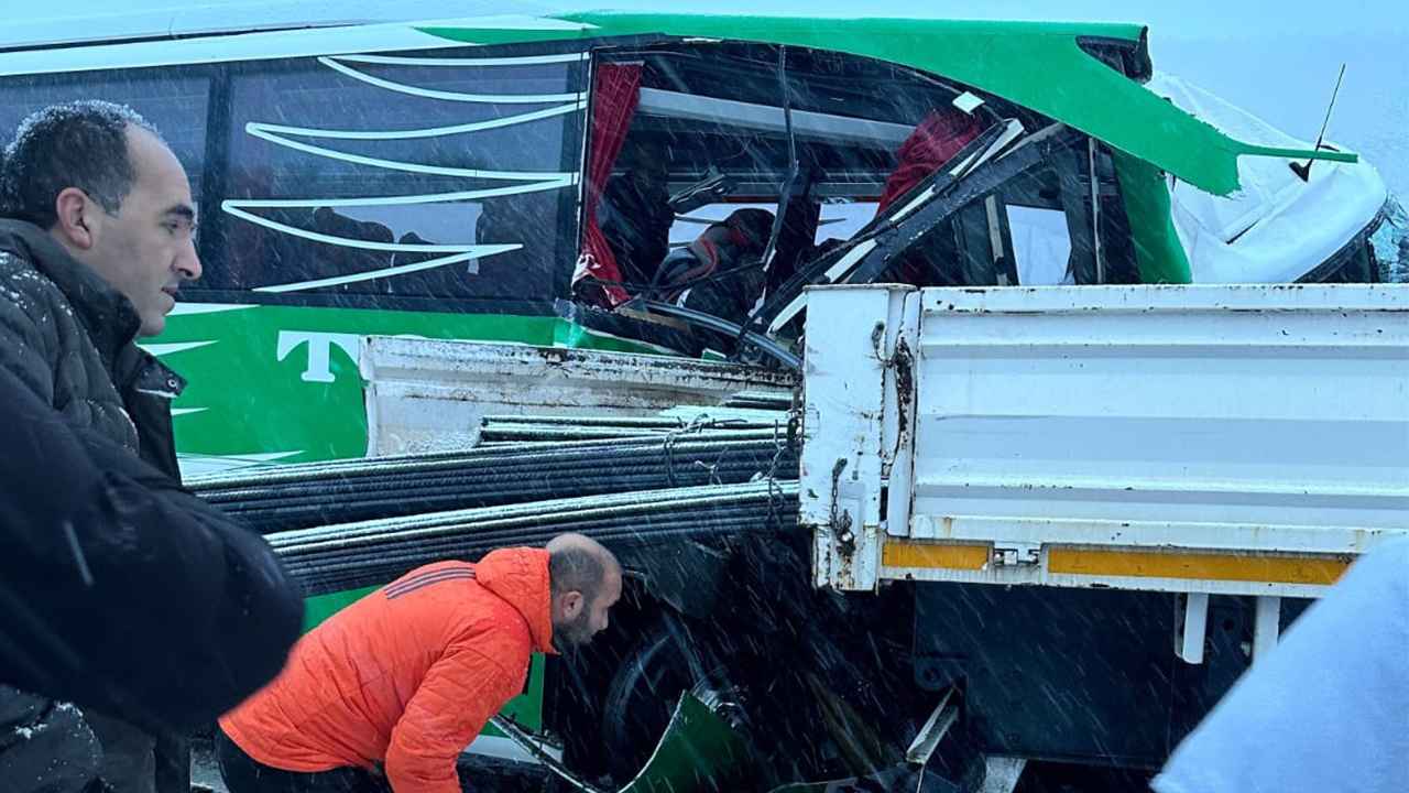 Tokat’ta karlı yolda kayan yolcu otobüsü TIR’a çarptı