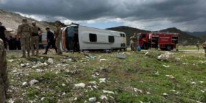 diyarbakirda-yolcu-midibusu-devrildi-olu-ve-yaralilar-var-76vK2ECR