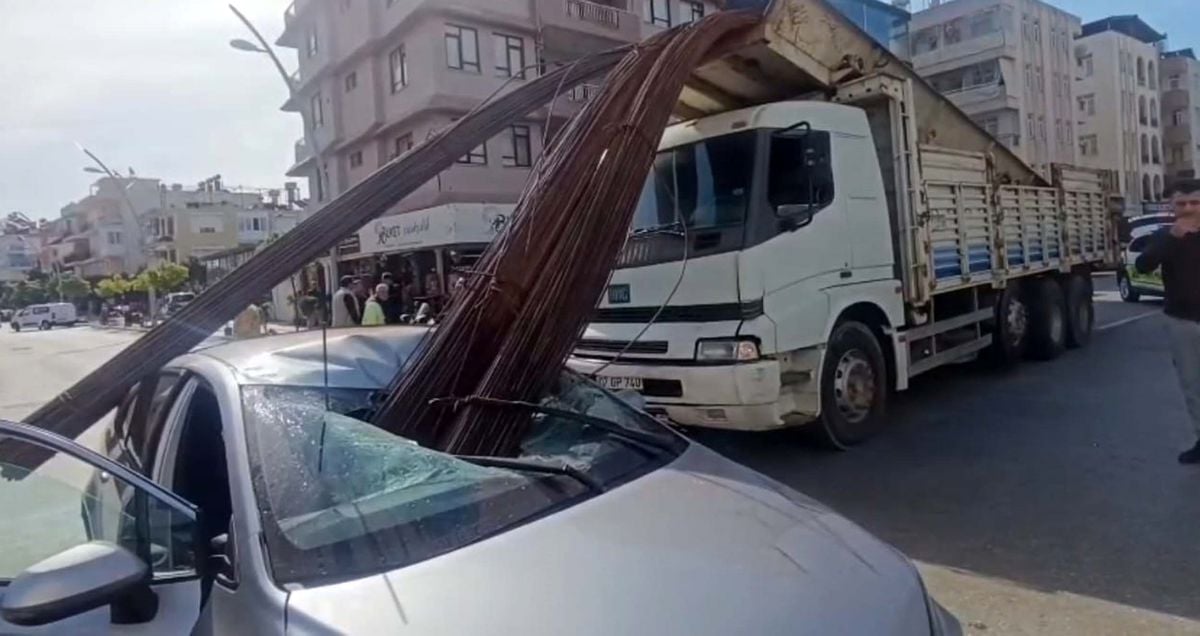 Kamyon Yükü İnşaat Demirleri, Dönüş Yapan Aracın Tavanını Deldi
