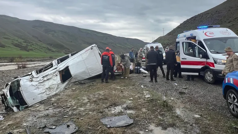 musta-yolcu-minibusu-dere-yatagina-yuvarlandi-cok-sayida-yarali-var-66GKZ4hM