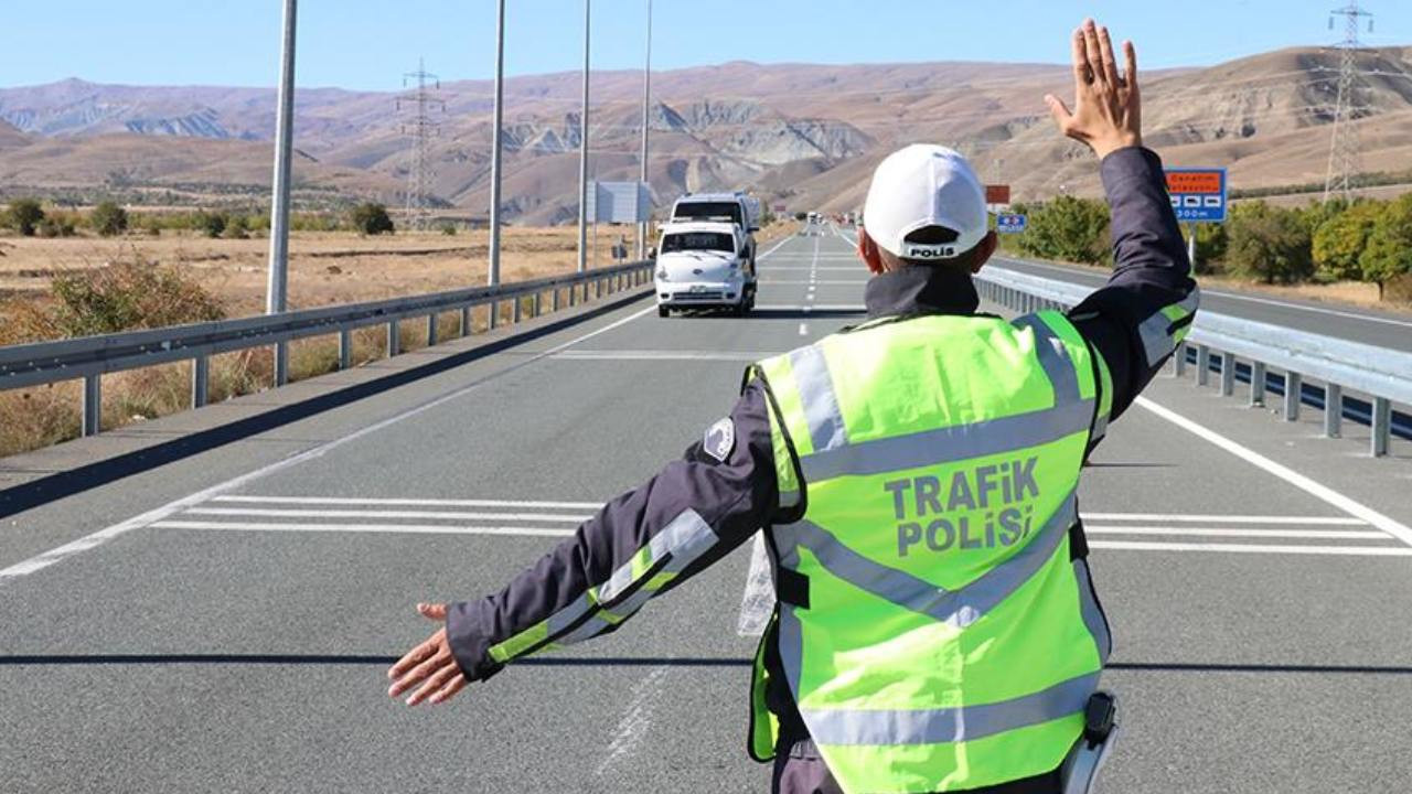 Üç Trafik Kuralını İhlal Eden Araç Trafikten Men Edildi