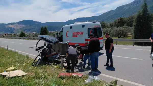 TIR’ın Çarptığı Elektrikli Bisiklet Sonucu Bir Kişi Hayatını Kaybetti, Dört Kişi Yaralandı