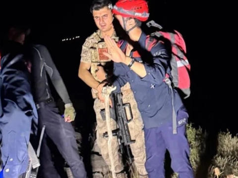 Afad sirnakta daglik alanda mahsur kalan kisileri kurtardi DOGnVmtX