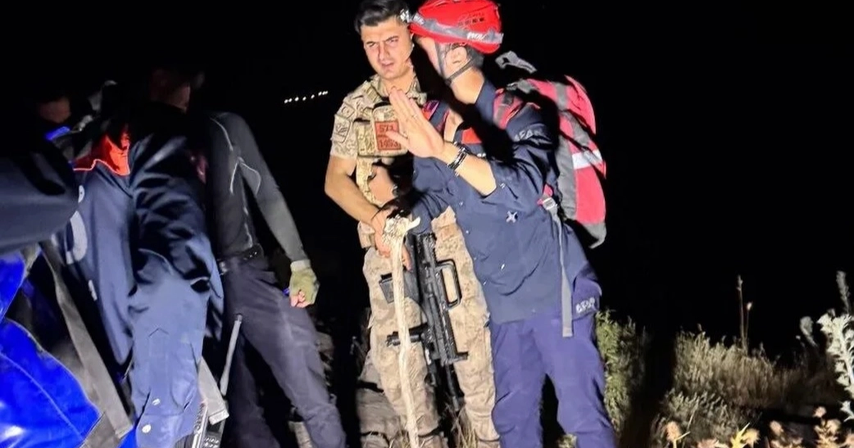 Afad sirnakta daglik alanda mahsur kalan kisileri kurtardi DOGnVmtX